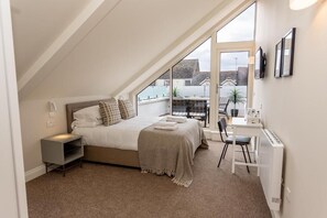 Family Double Room, 1 King Bed with Sofa bed, Courtyard View | Blackout drapes, iron/ironing board, free WiFi - The Town Crier (Tenby)