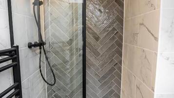 Chambre Double Familiale, 1 trÚs grand lit et 1 canapé-lit, vue cour intérieure