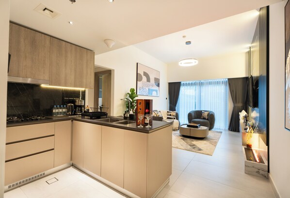 Réfrigérateur, four à micro-ondes, un four, surface de cuisson