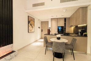 Réfrigérateur, four à micro-ondes, un four, surface de cuisson