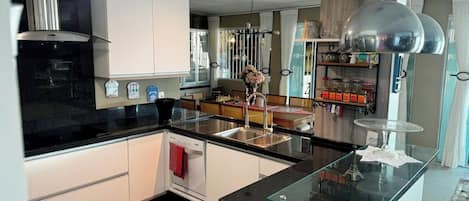 Een magnetron, een oven, een kookplaat, een vaatwasser