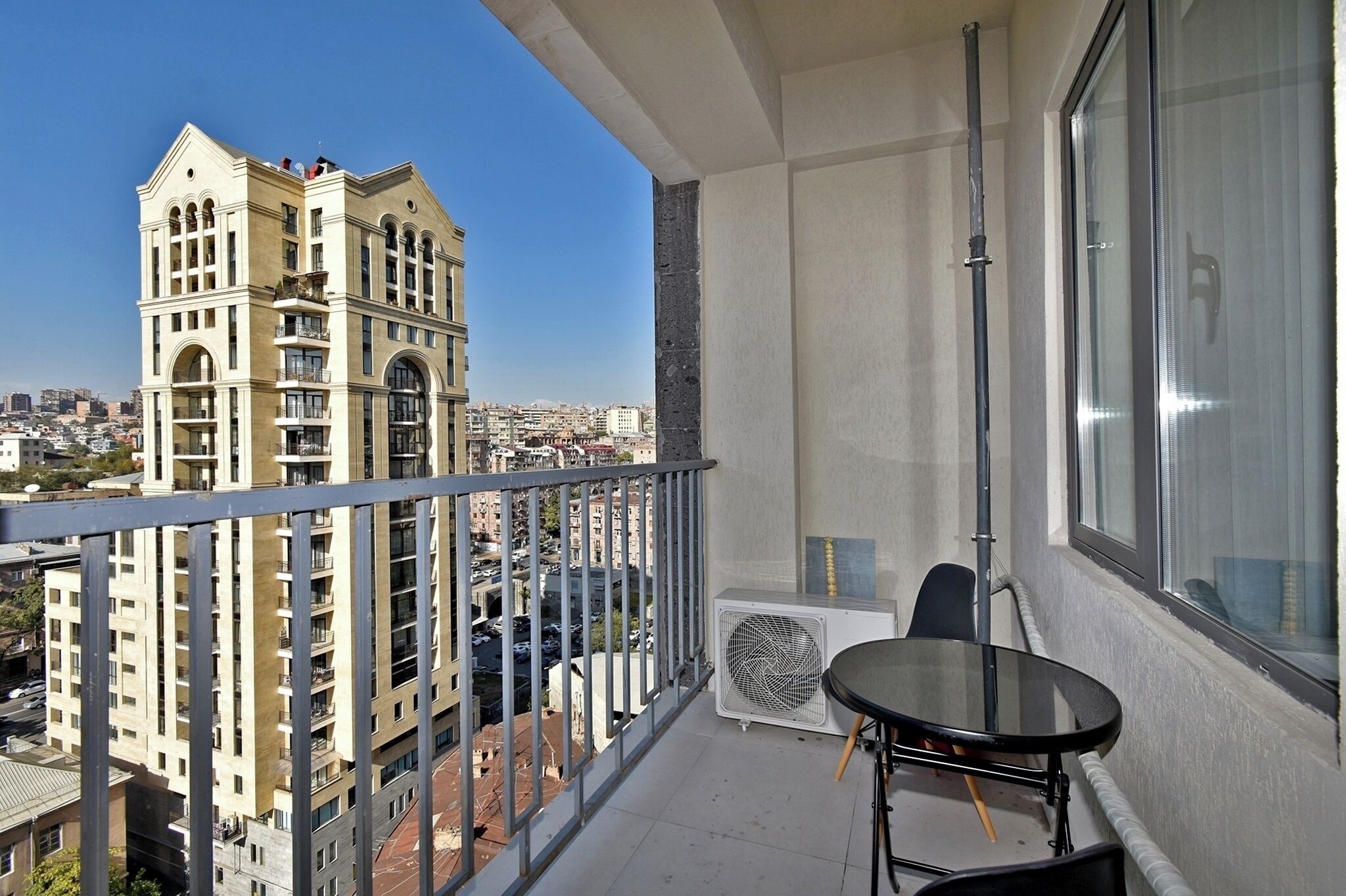 Apartemen Klasik, balkon, pemandangan kota | Balkon