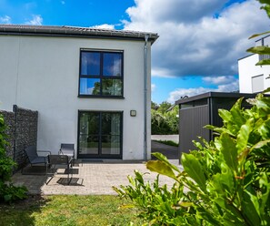 Terrace/patio - Modern semi-detached house with XXL parking space, bike storage and garden near Trier (Föhren)
