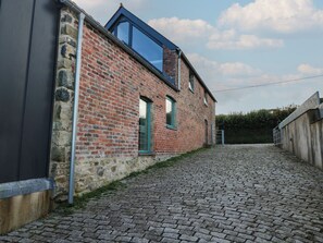 Property grounds - The Barn (Newport)