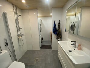 Haartrockner, Handtücher, Seife, Shampoo