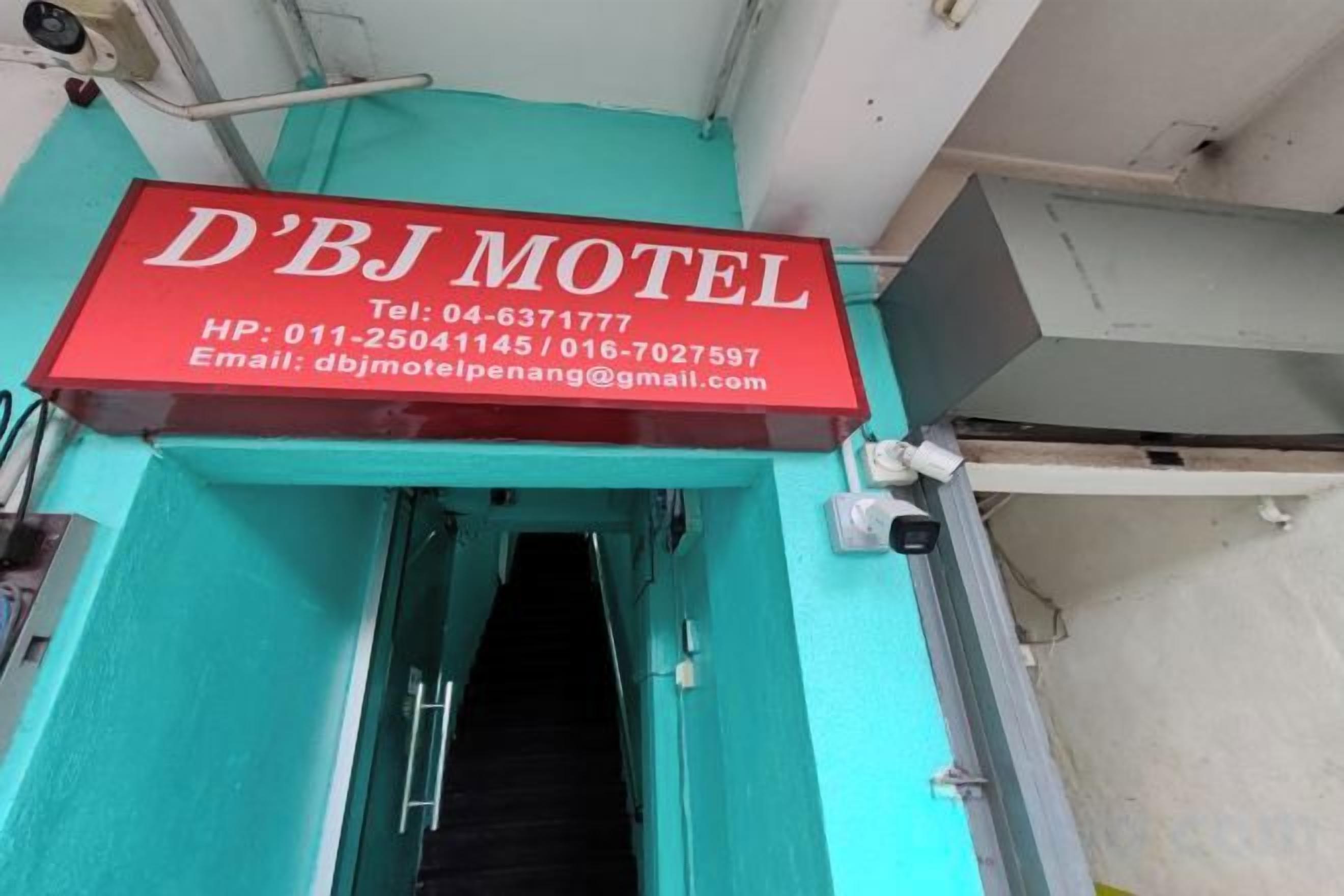 A sign for D'BJ Motel with contact information including a phone number, email, and a website.