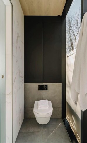 Een haardroger, handdoeken