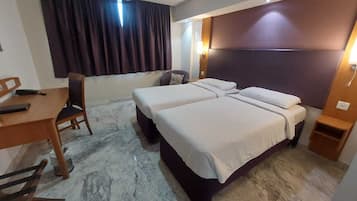 Kamar Double atau Twin Deluks | Brankas, setrika/meja setrika, dan Wi-Fi gratis