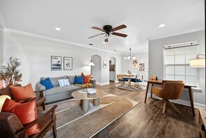 TV - Walk to AT&T Stadium | Modern 2BR With Backyard (Arlington)