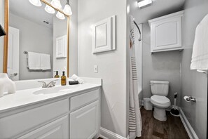 Secadora de cabello, toallas, jabón, papel de baño 