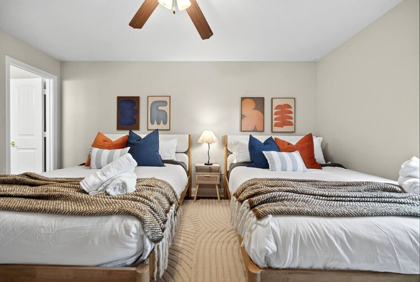 2 slaapkamers, een bureau, een strijkplank/strijkijzer, wifi