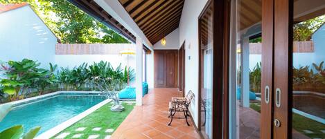 Una piscina al aire libre