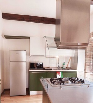 Réfrigérateur, four à micro-ondes, surface de cuisson, lave-vaisselle