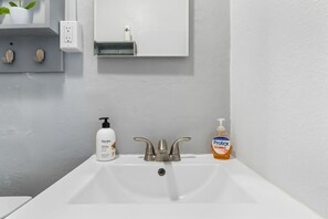 Doccia, asciugamani, sapone, shampoo