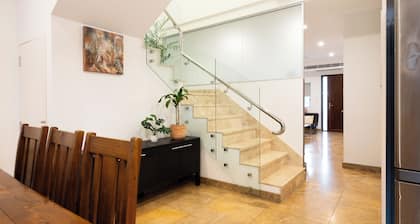 Luxury 4-Bed Family Home Near Sydney Airport & CBD