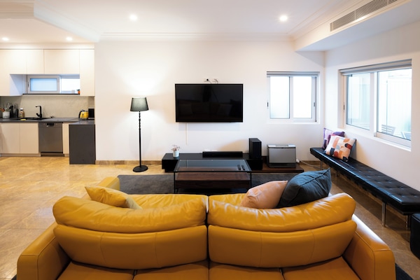 Bright & inviting living space, entertainment setup and flow into kitchen,