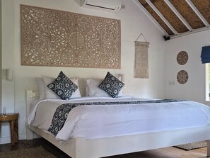 2 habitaciones, caja de seguridad en la habitación y escritorio