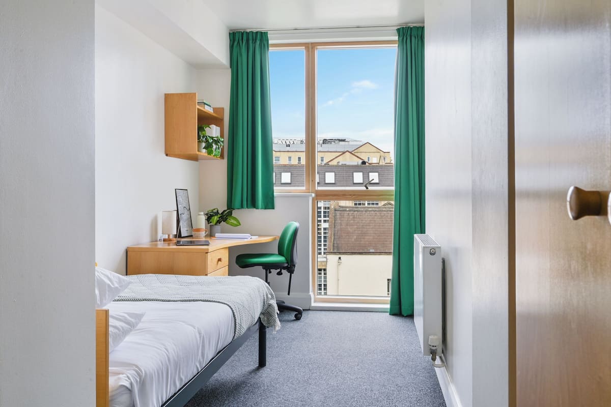 Single Room, Non Smoking | Blackout drapes, WiFi (free), bed sheets