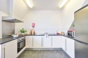 Single Room, Non Smoking | Shared kitchen