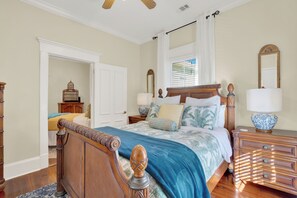 3 bedrooms, desk, iron/ironing board, free WiFi - The Gilded Fern (Savannah)