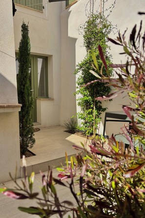 Terrace/patio - Beautiful village house 15 minutes from Avignon and Pont du Gard (ARAMON)
