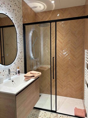 Shower, hair dryer, towels, soap - Beautiful village house 15 minutes from Avignon and Pont du Gard (ARAMON)