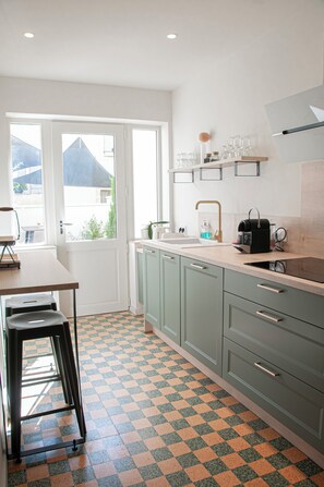 Four Ă micro-ondes, un four, surface de cuisson, lave-vaisselle