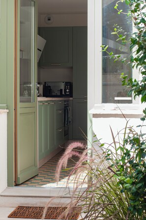 Microwave, oven, stovetop, dishwasher - Beautiful village house 15 minutes from Avignon and Pont du Gard (ARAMON)