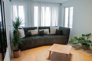 TV - Beautiful village house 15 minutes from Avignon and Pont du Gard (ARAMON)