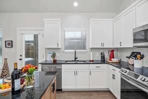 Réfrigérateur, four à micro-ondes, un four, surface de cuisson