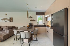 Fridge, microwave, oven, stovetop - Luxury villa for 8 persons with swimming pool, whirlpool and sauna (Nova Vas)