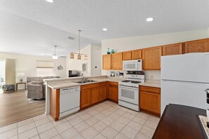 ثلاجة، ميكروويف، فرن، موقد طهي مسطح