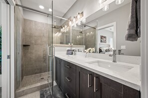 Een douche, een haardroger, handdoeken