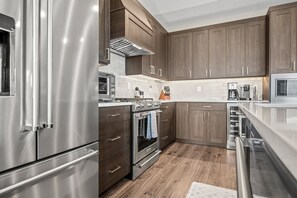 Réfrigérateur, four à micro-ondes, un four, surface de cuisson