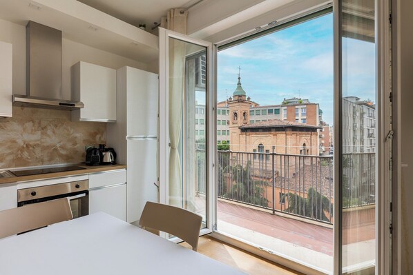 Apartment, 3 Bedrooms, Balcony, City View | Dining room