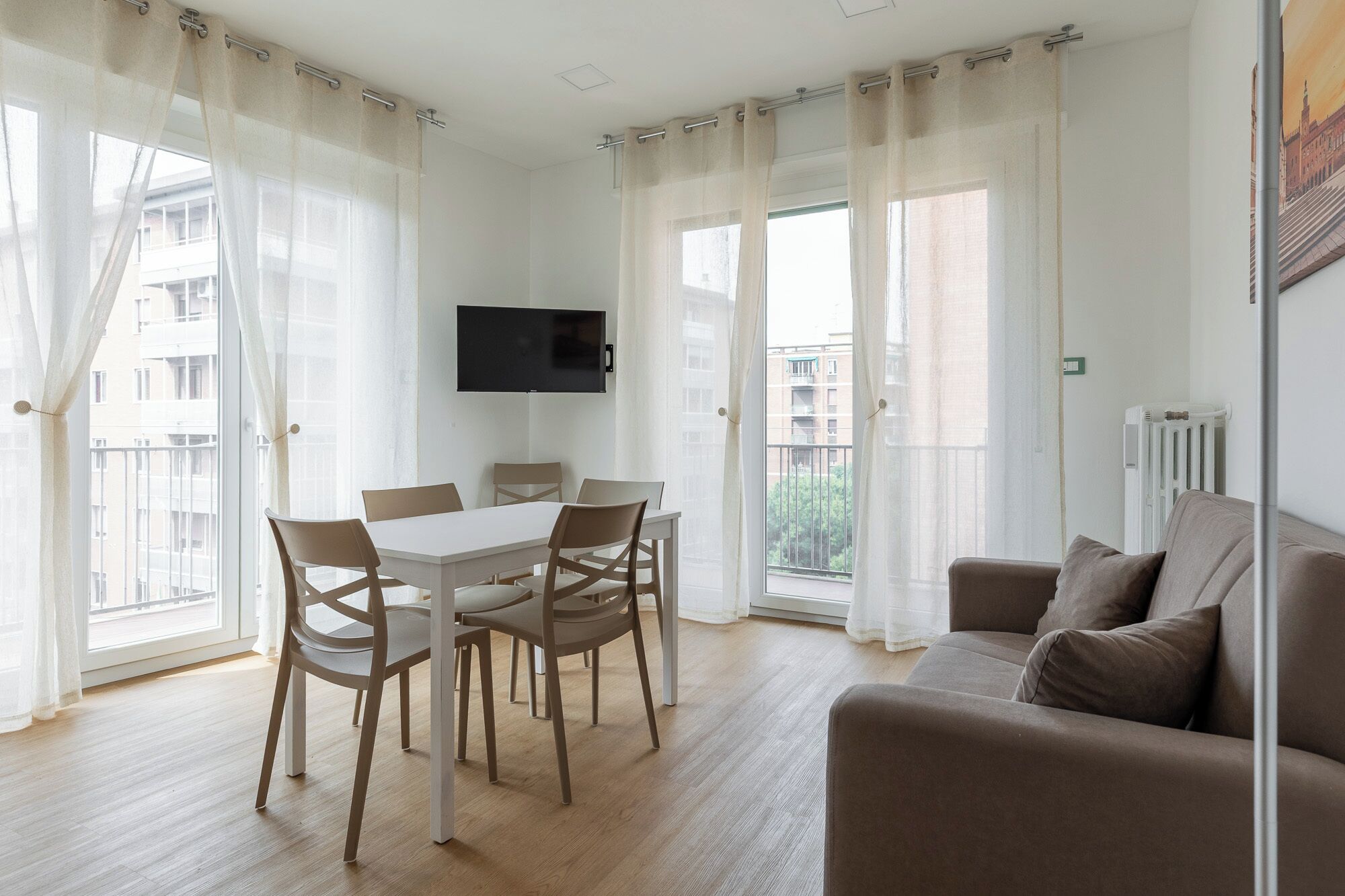 Appartement, 3 slaapkamers, balkon, uitzicht op stad | Woonruimte | Een 30-inch televisie met satellietzenders