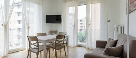 Appartement, 3 slaapkamers, balkon, uitzicht op stad | Woonruimte | Een 30-inch televisie met satellietzenders