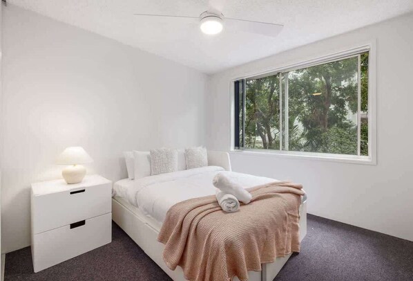 2 habitaciones, tabla de planchar con plancha, wifi y ropa de cama 