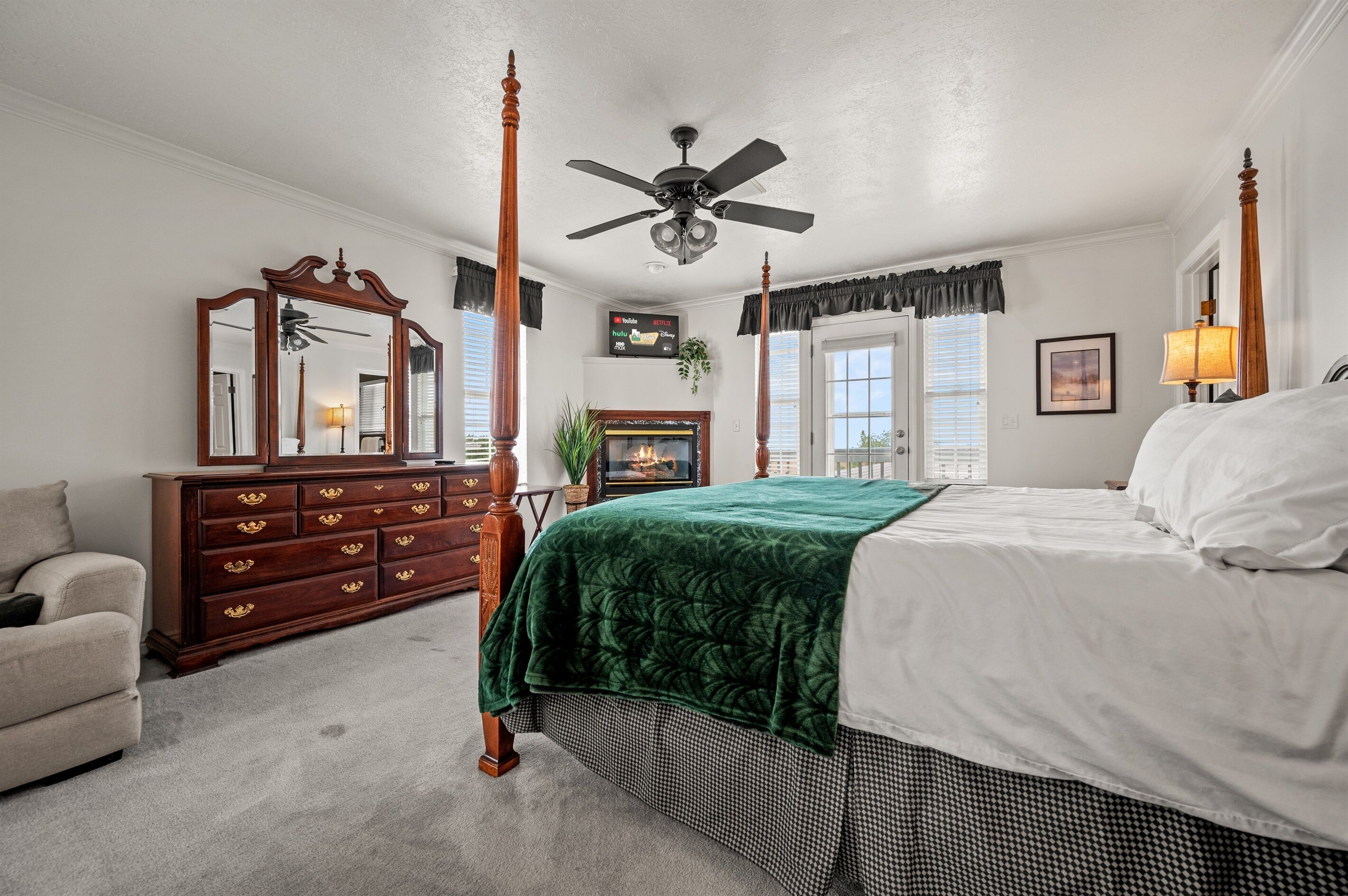 6 bedrooms, desk, iron/ironing board, travel crib