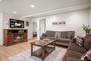 تلفزيون ذكي، مدفأة، مكتب