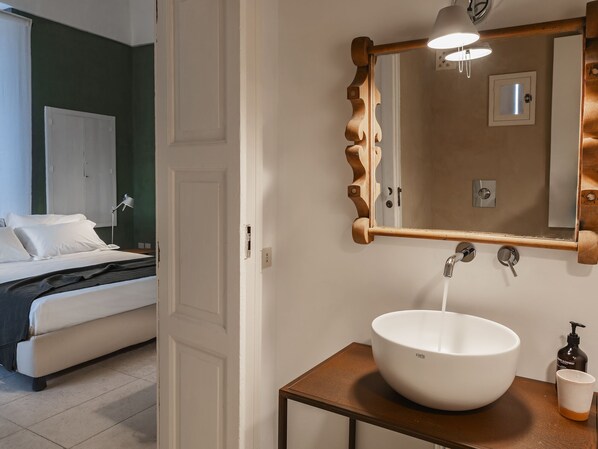 Sèche-cheveux, serviettes fournies, savon, shampoing