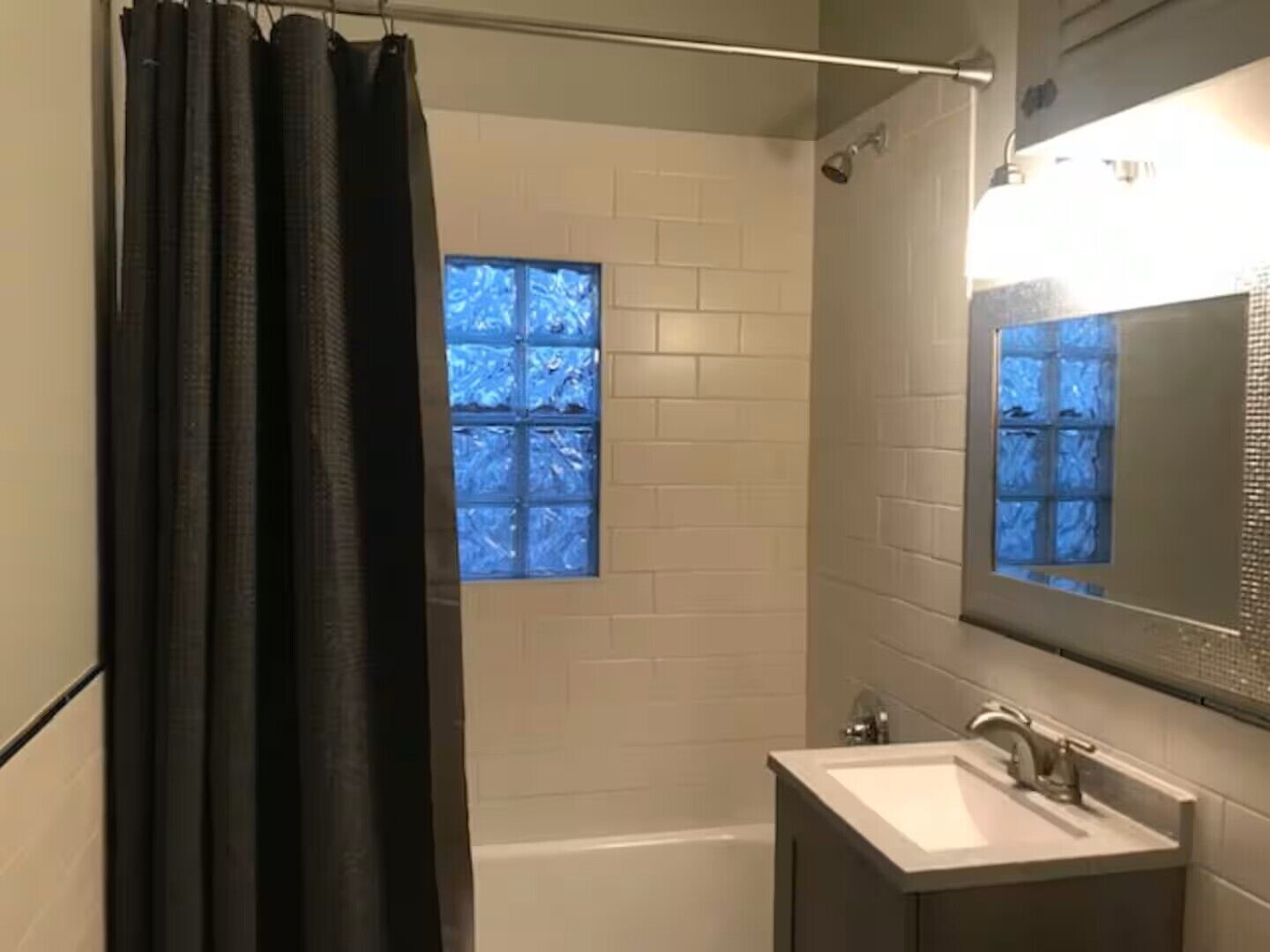 Sèche-cheveux, serviettes fournies, savon, papier toilette