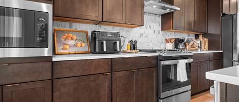 Frigorífic, microones, forn i placa de cuina