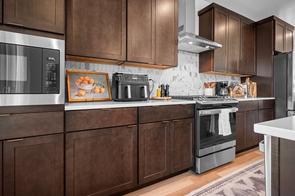 Frigorífic, microones, forn i placa de cuina 