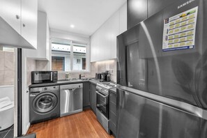 Fridge, microwave, oven, stovetop - Vintage Groove at the Garden End (Albion)