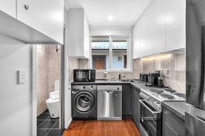 Réfrigérateur, four à micro-ondes, un four, surface de cuisson