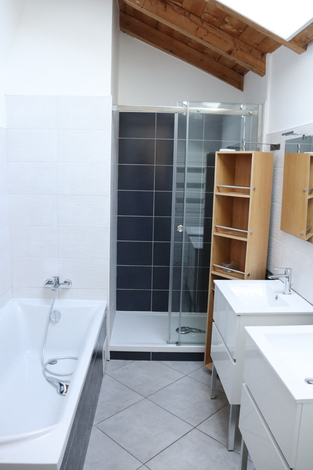 Een douche, een haardroger, zeep, toiletpapier