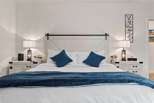 2 habitaciones, escritorio y tabla de planchar con plancha