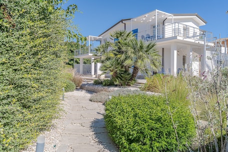 Property grounds. Apartment 'Cecilia Vista Giardino' with Shared Pool, Wi-Fi and Air Conditioning