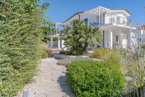 Appartement 'Cecilia Vista Giardino' avec Piscine Commune, Wi-Fi et Climatisation